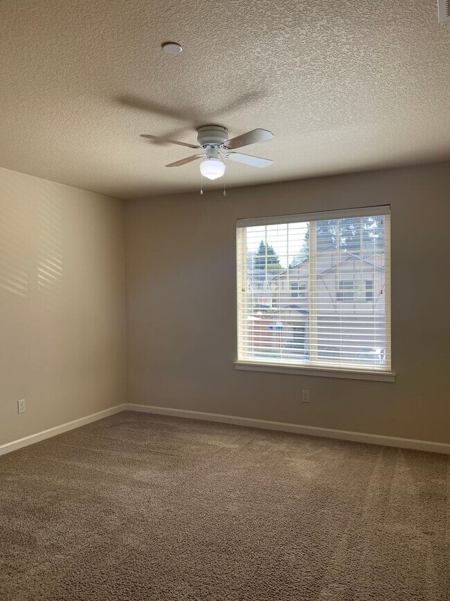 Building Photo - Beautiful Craftsman Style Home! 2 Car Garage! Gas Fireplace and Granite Counter Tops! Attached Ga...