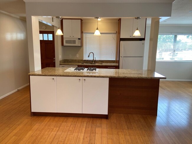 Building Photo - 2 Bed, 1 Bath Townhouse with Detached 2 car garage ready to move in soon!!