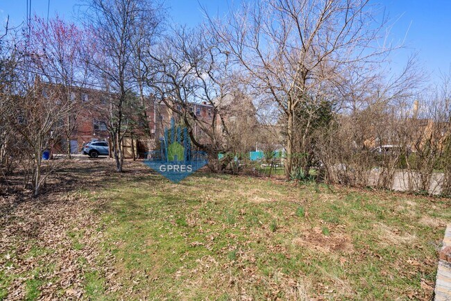 Building Photo - Spacious 3-Bedroom Home w/ Parking & Centr...