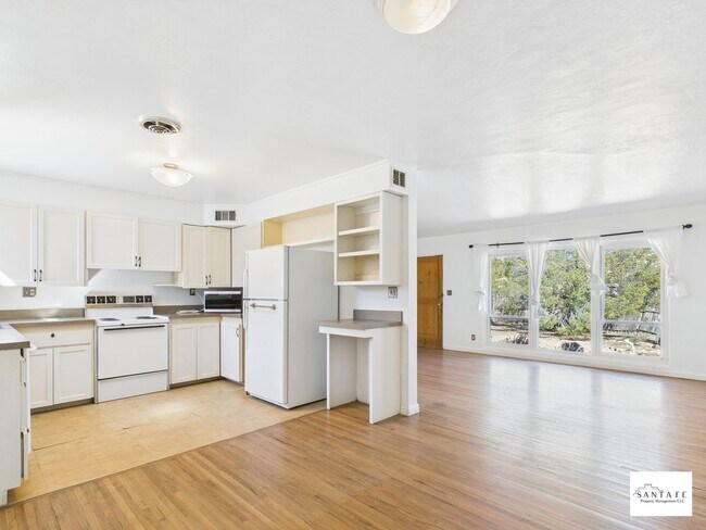 Building Photo - 204 Solana Dr