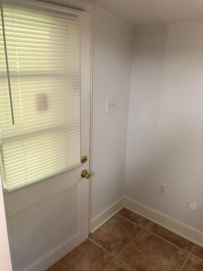 Building Photo - Byerly &amp; Paddock Duplex