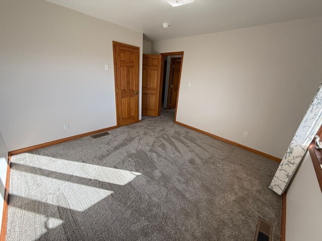 Building Photo - 3 Bed 2 Bath Large Semi-Rural Modern Beaut...