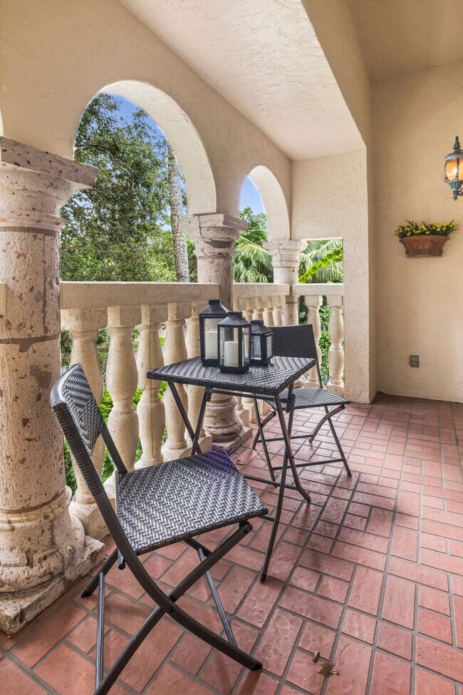 Building Photo - ** OLDE NAPLES ** 3 BED + DEN / 3 BATH - GARAGE - WALK TO BEACH & DOWNTOWN - SHORT TERM RENTAL