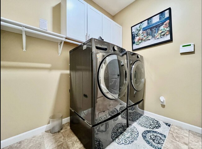 Building Photo - Spacious 4 Bedroom with Gameroom