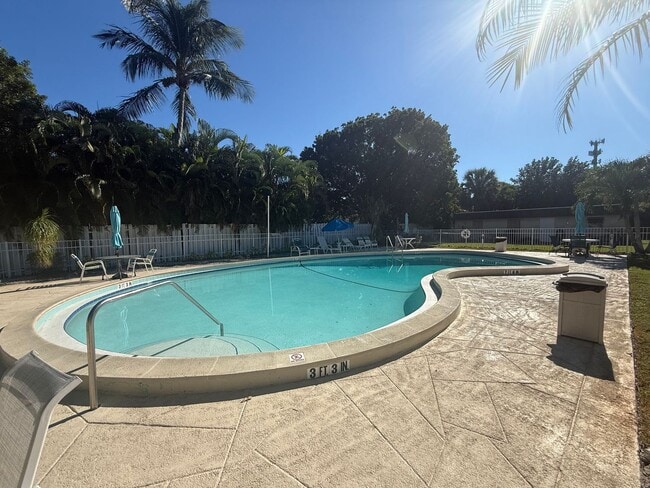 Building Photo - Freshly Remodeled - 1 Bedroom Unfurnished Condo-In Town Location-AVAILABLE NOW