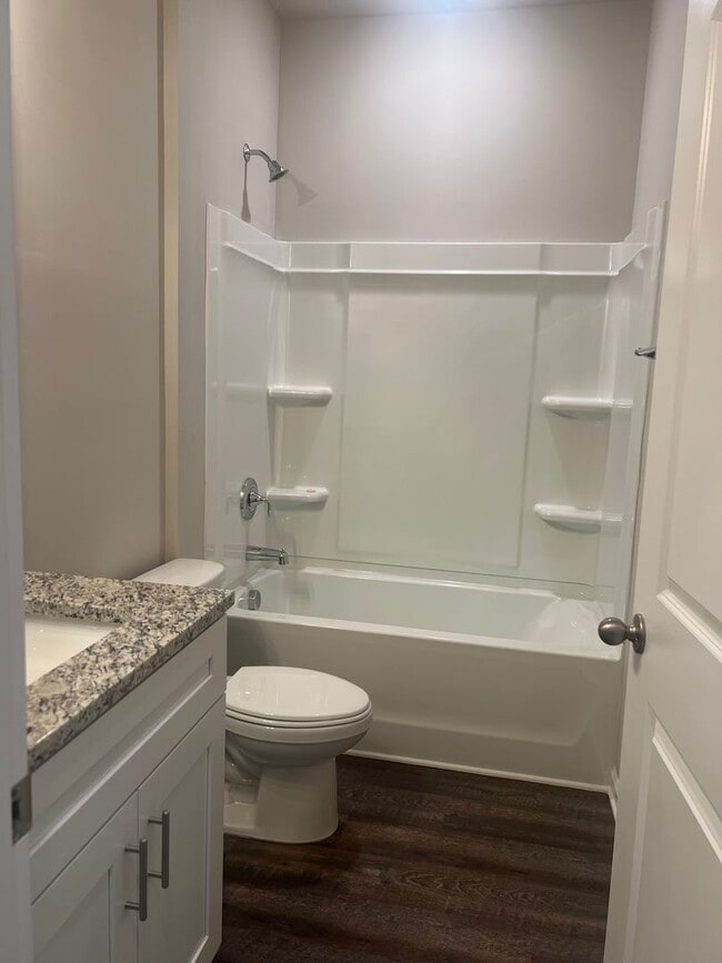 Building Photo - 2 Bedroom 1.5 Bath Townhome Only $1695.00