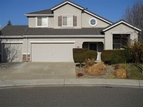 Building Photo - Beautiful and spacious 3-bedroom, 2.5-bath...