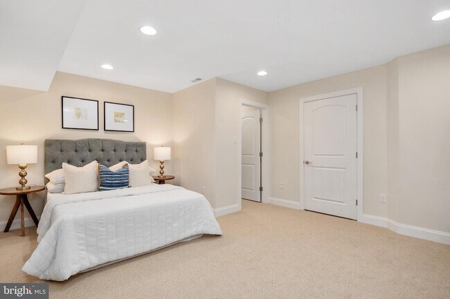 Building Photo - 1576 Bay Head Rd