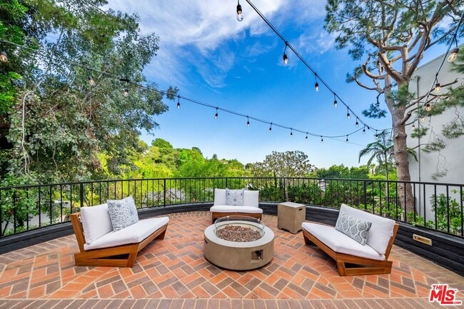 Building Photo - 9305 Beverlycrest Dr