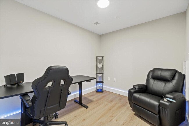 Building Photo - 801 S Fairfax St