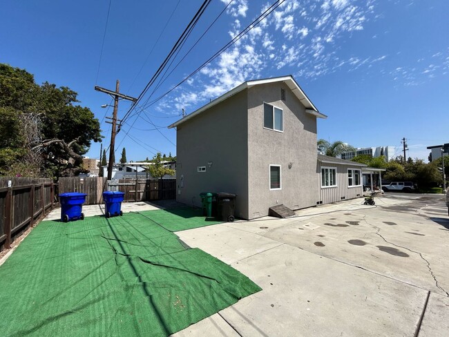 Building Photo - MASSIVE 6 bed 3 bath house in Prime Locati...