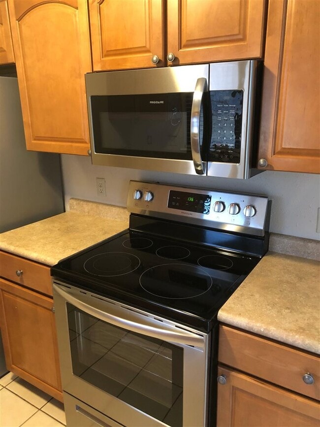 Building Photo - 1405 SE Hillcrest Ave