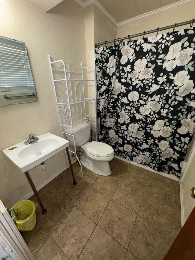 Building Photo - Fully Furnished Cabin on Eufaula Lake