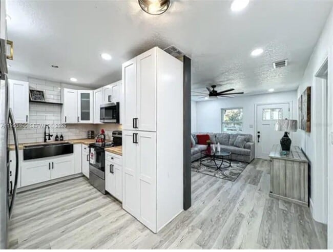 Building Photo - 5345 Avon Ct