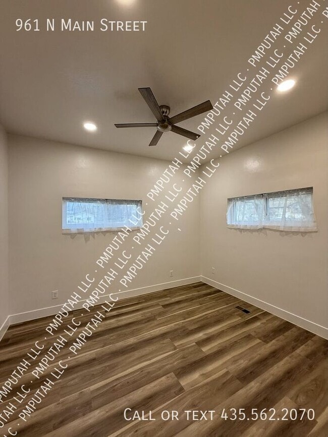 Building Photo - 961 N Main St