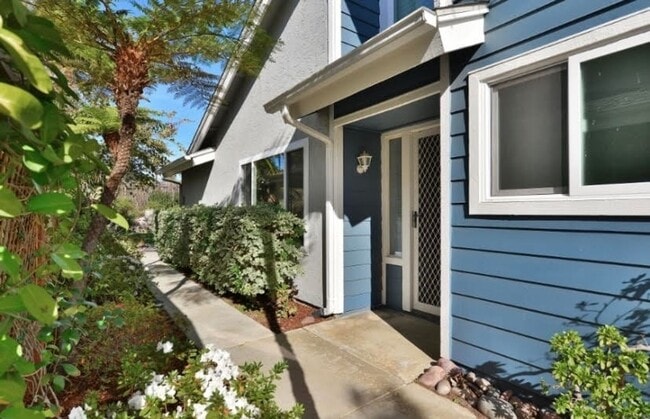Building Photo - Centrally Located 3BD/2.5BA Home Available in West Clairemont!
