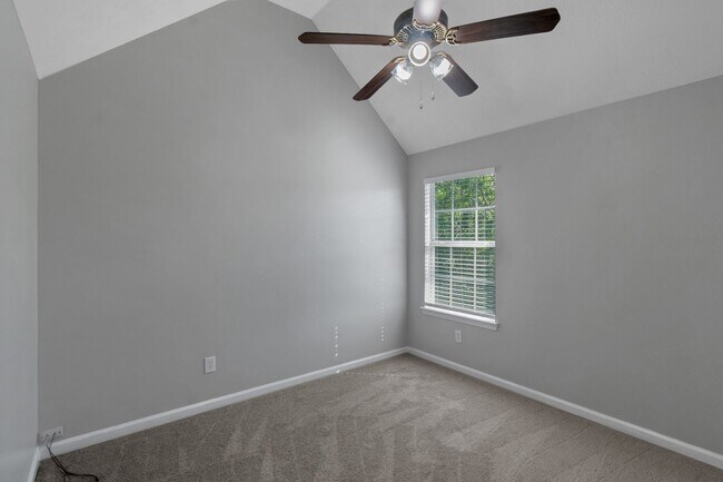 Building Photo - Impressive 3 Bed, 2.5 Bath Home