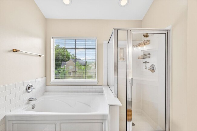 Building Photo - Spacious Living in the Heart of Whitehall