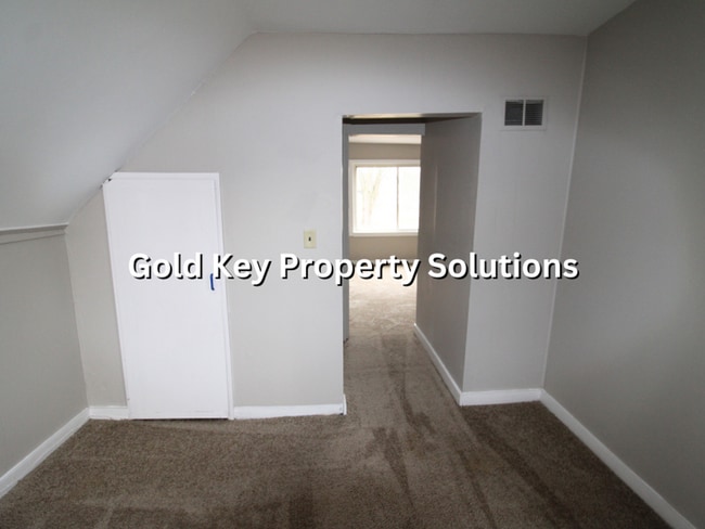 Building Photo - 4 BR 1.5 BA House with Central Air and Covered Porch (SECTION 8 APPROVED)