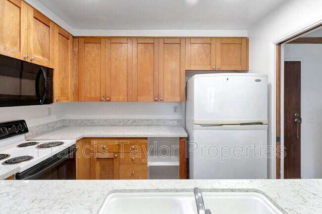 Building Photo - 8840 Villa La Jolla Dr
