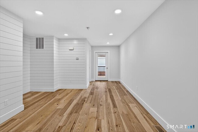 Building Photo - 32 1/2 Village Rd