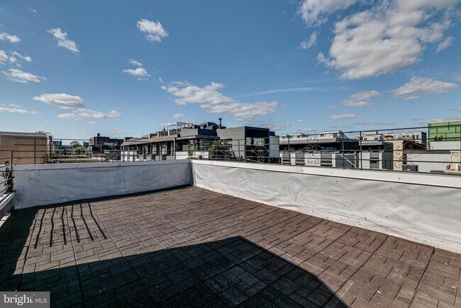 Building Photo - 228 W George St