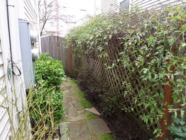 Building Photo - Stunning and Large 3-Bedroom Townhome with Garage FOR RENT in Green Lake!!