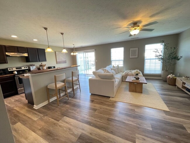 Building Photo - 3 Bedroom House and Fenced in Yard Availab...