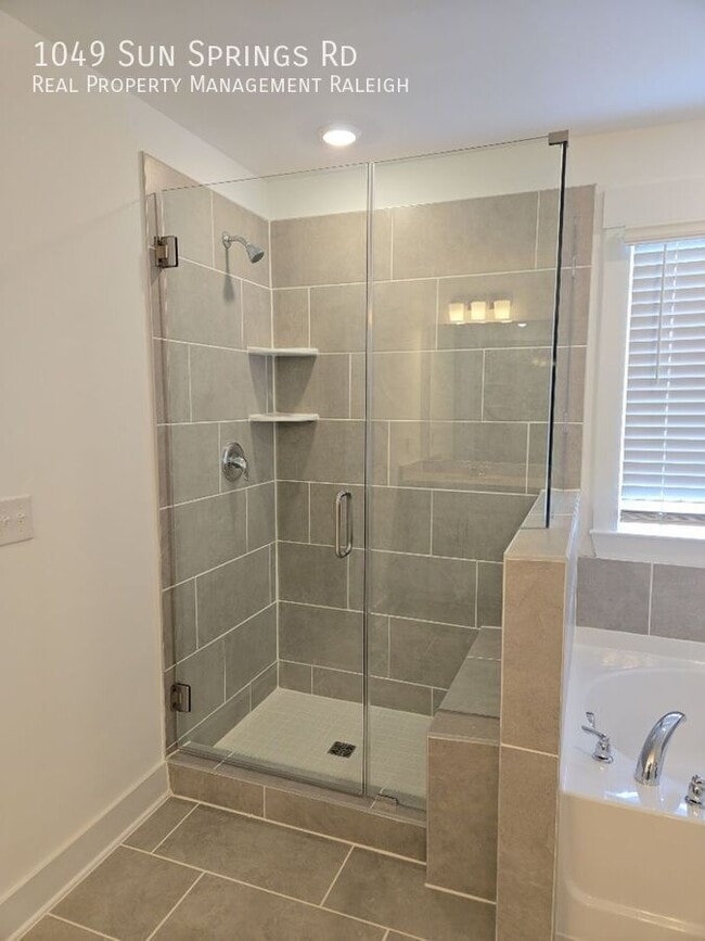 Building Photo - 1049 Sun Spgs Rd