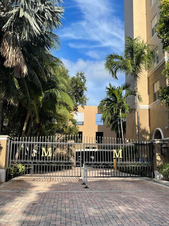 Building Photo - 616 Clearwater Park Rd