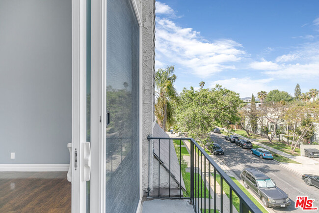 Building Photo - 815 N Las Palmas Ave