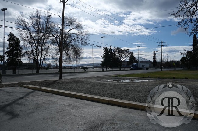 Building Photo - 2 Bedroom Home Across from the Yakima Coun...