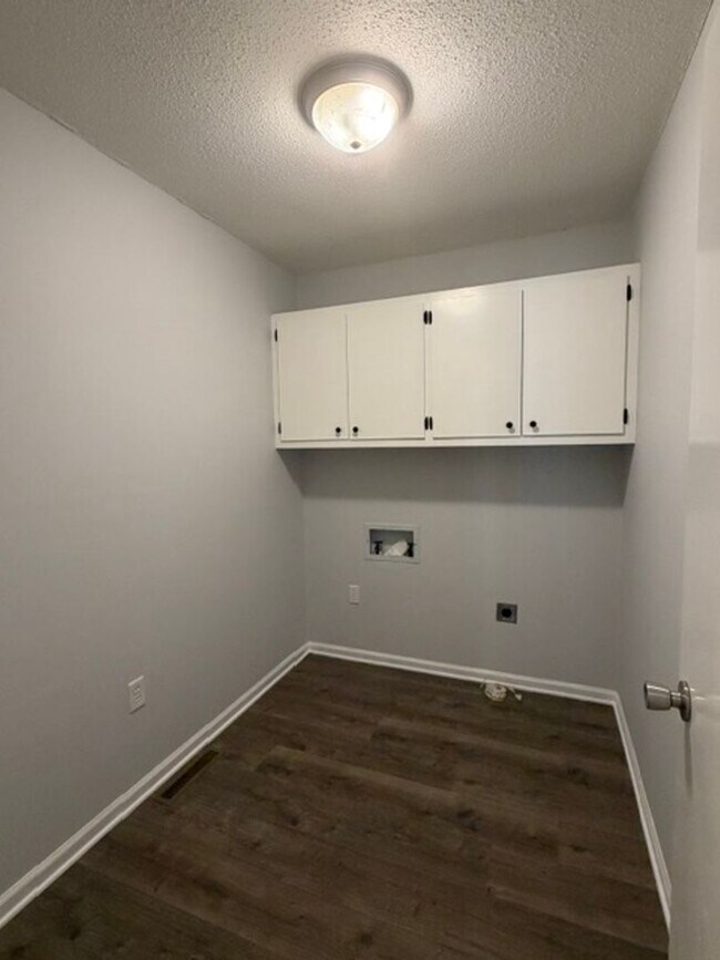 Building Photo - 2723 Meadow Oak Dr