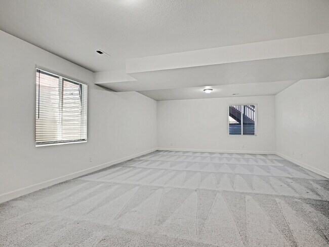 Building Photo - $3,295, 3 bed, 3 bath, located in Erie