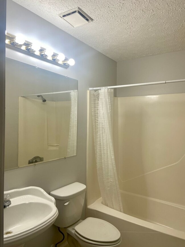 Building Photo - 2422 Johnson Dr