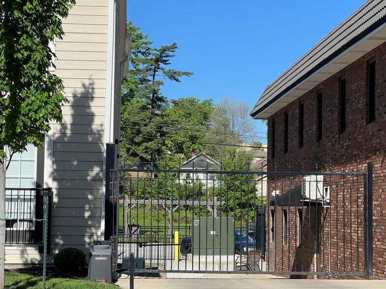 Building Photo - 4462 Broadway Blvd