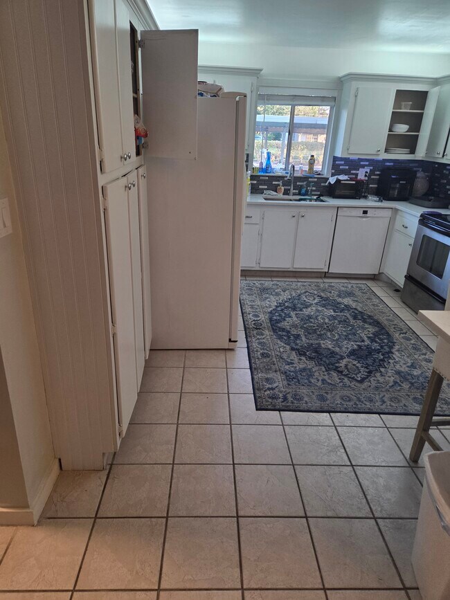 Building Photo - 215 Cypress Way E