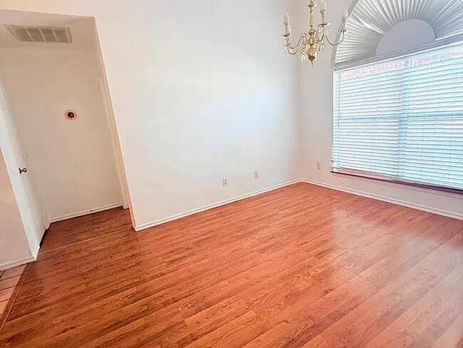 Building Photo - 1016 Westbury Terrace