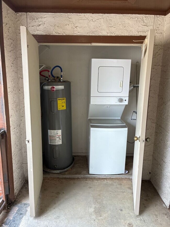 Building Photo - 1BR/1.5BA w/ Fireplace • Balcony • Pool Access in San Antonio