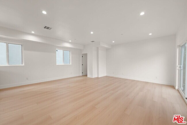 Building Photo - 913 N Hobart Blvd