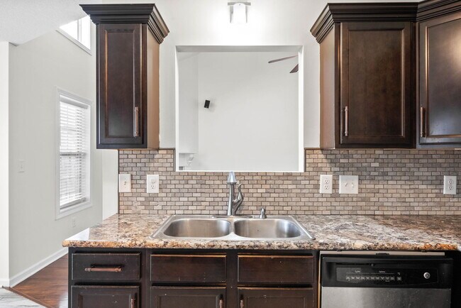 Building Photo - 526 Falkland Cir