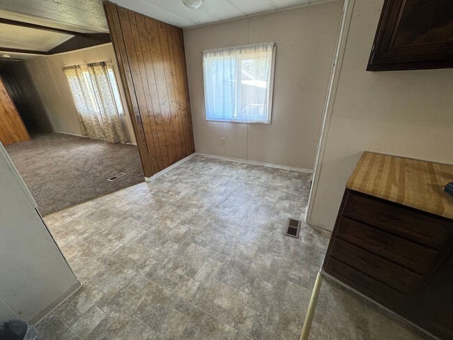 Building Photo - 2 bedroom 1 bath