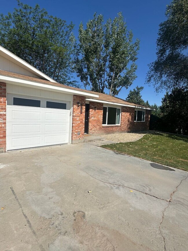 Building Photo - 2 bed, 1 Bath, 1 Car Garage Duplex - Moder...