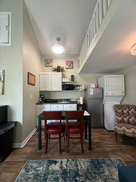 Building Photo - 2021 Penrose Dr