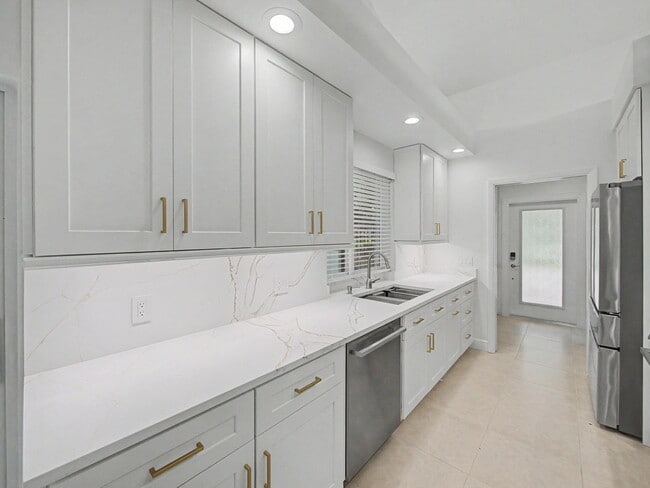 Building Photo - 303 Leeward Dr