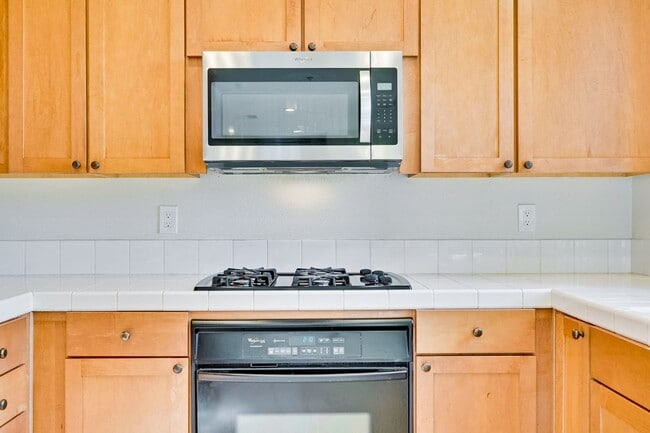 Building Photo - Beautiful 2 Bed 2 Bath End Unit Townhome in Communication Hills!