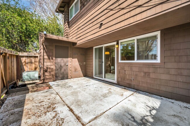 Building Photo - Spacious 4-Bedroom, 2.5-Bath Townhouse Clo...