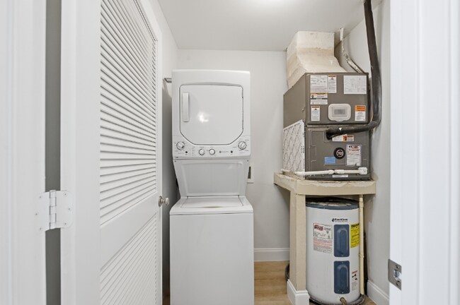 Building Photo - 2691 Albatross Rd N