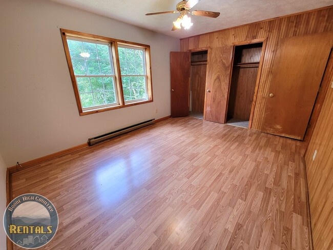 Building Photo - 2bd/1ba Upstairs Duplex Off Howard's Creek