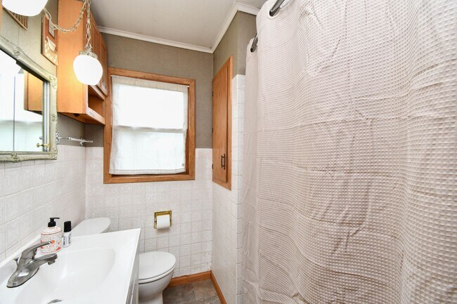 Building Photo - Spacious Central Sioux Falls Home with Ent...